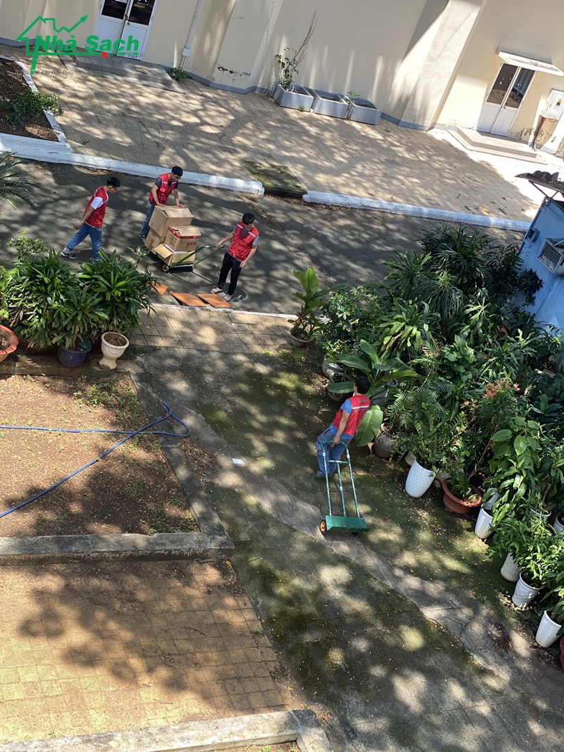 Nhân viên Nhà Sạch đang thực hiện vệ sinh tại khu vực sân trường học