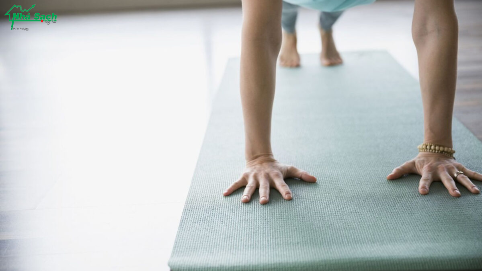 Thảm tập yoga là dụng cụ rất thân thuộc đối với mọi người 