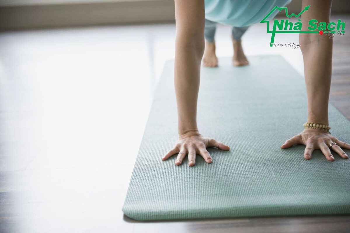 Cần giặt thảm yoga thường xuyên để tăng chất lượng luyện tập