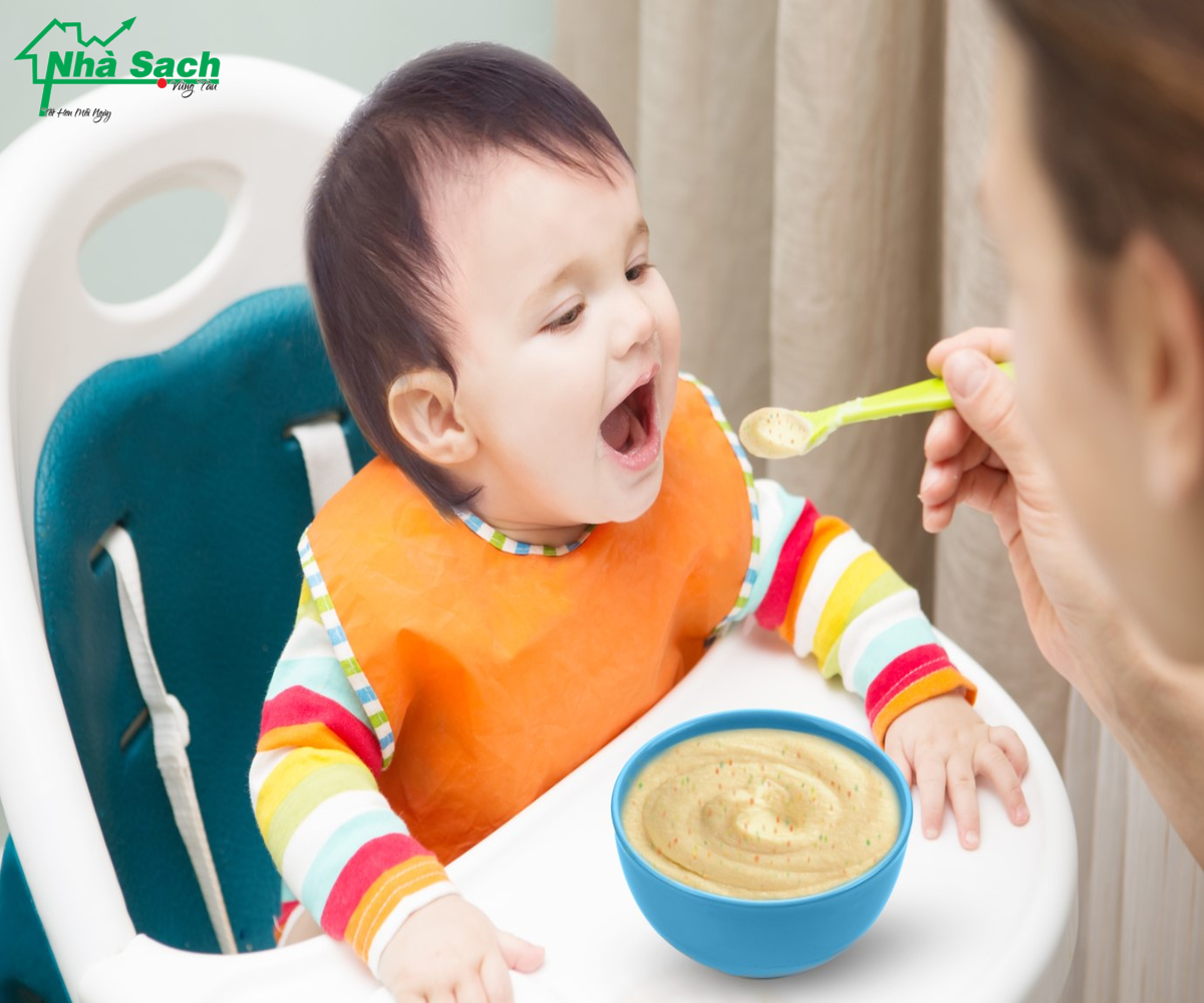 Giúp trẻ ăn chậm hơn - một trong 10 cách chăm sóc hệ tiêu hóa cho trẻ biếng ăn, bị nhiễm khuẩn đường ruột, viêm ruột