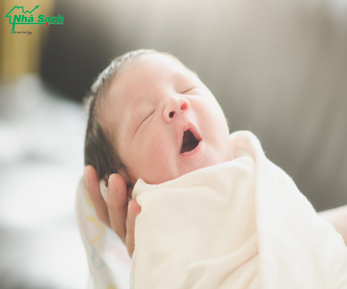 Cho trẻ, bé sơ sinh dưới 1 tháng tuổi ngủ đúng cách