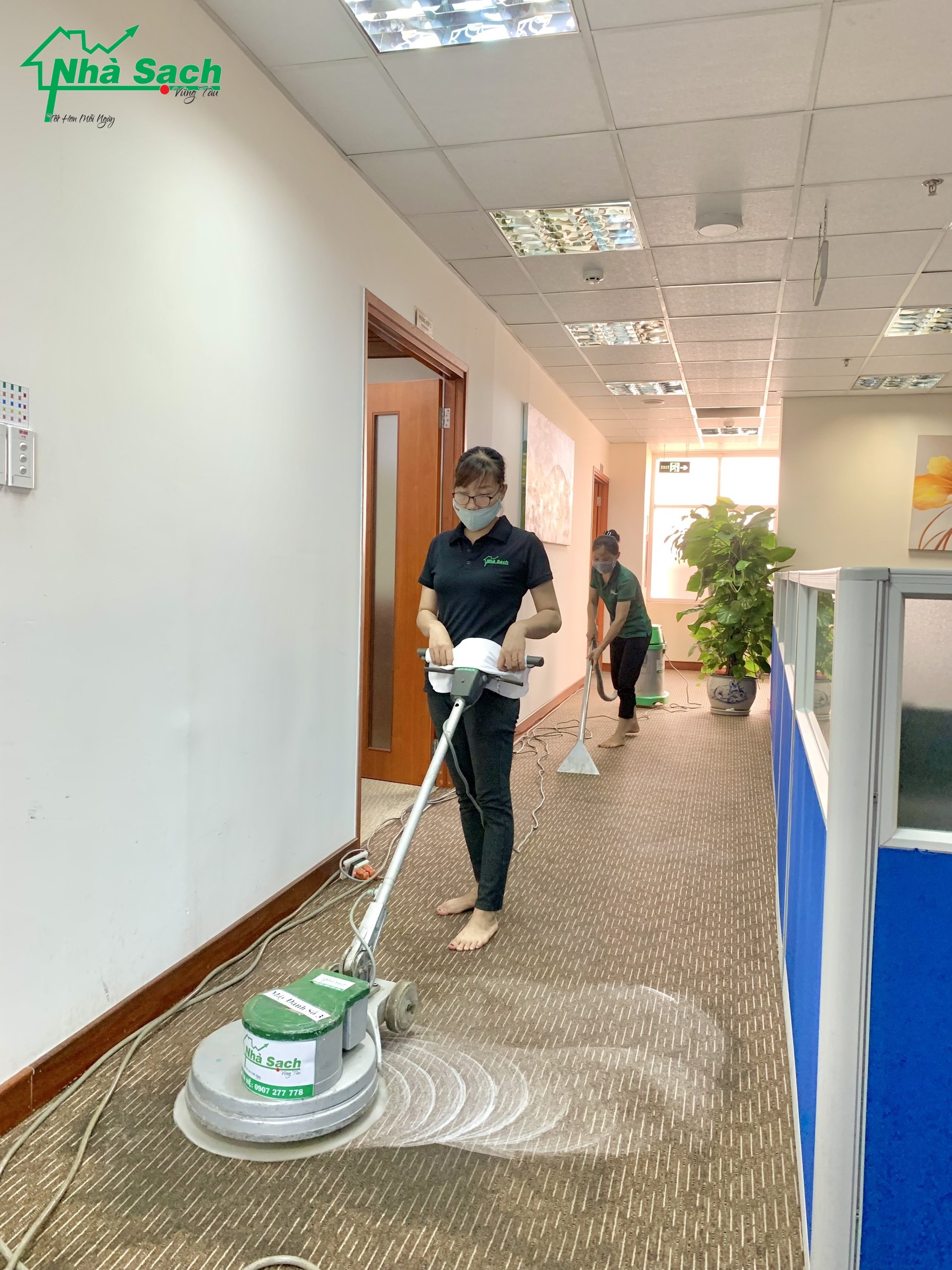 Máy chà sàn giặt thảm là một thiết bị đa năng được sử dụng để làm sạch và bảo quản các loại sàn nhà