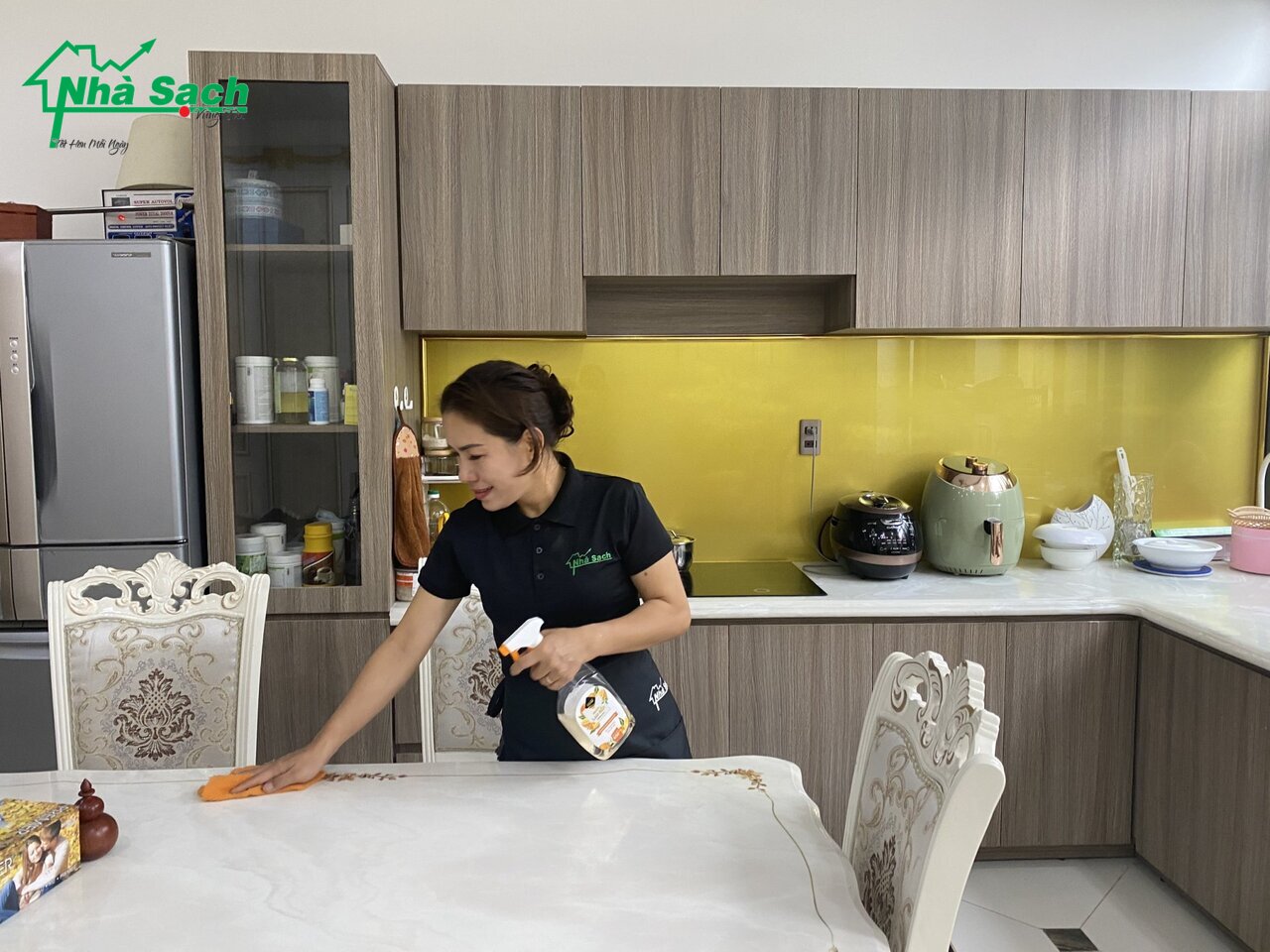 Nhà Sạch Vũng Tàu sở hữu đội ngũ nhân viên chuyên nghiệp tận tình giúp ngôi nhà của bạn trở nên sạch sẽ và thoáng mát hơn, để bạn có thêm thời gian cho việc chăm sóc gia đình, con cái