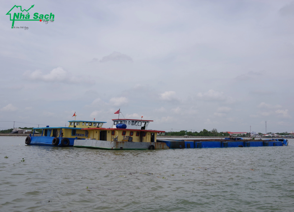 Sà lan là một trong số phương tiện giao thông đường thủy dùng phổ biến trên sông, kênh đào